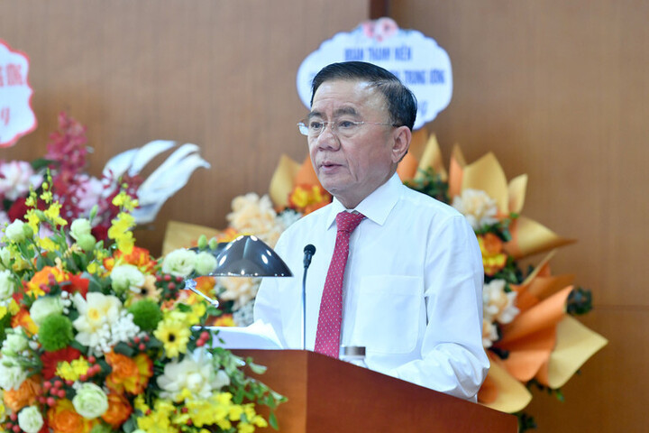 Đồng chí Trần Cẩm Tú, Ủy viên Bộ Chính trị, Thường trực Ban Bí thư, Bí thư Đảng ủy các cơ quan Đảng Trung ương phát biểu chỉ đạo Okvip69.com bán cá nổ hủ. Ảnh: Báo Nhân dân