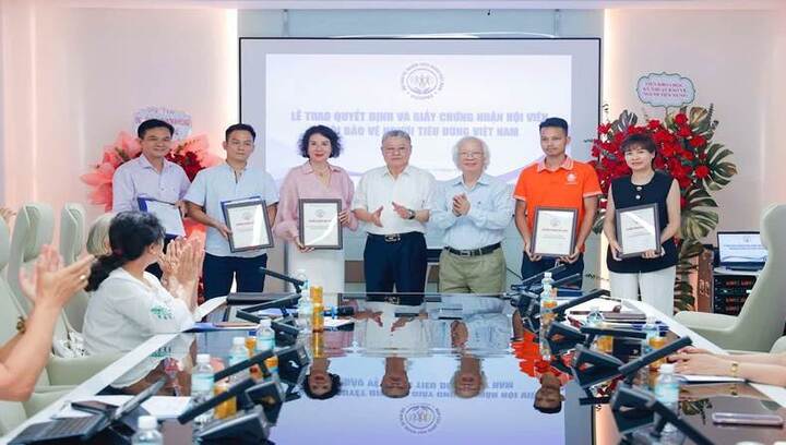Thường trực Trung ương Hội trao quyết định và giấy chứng nhận kết nạp hội viên chính thức cho các Okvip tại về. Ảnh: Hoài An