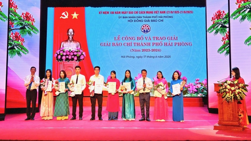 Đại diện Hội Nhà báo Hải Phòng, Sở Văn hóa, Thể thao và OKLVIE sản phẩm thuộc hệ thống OKVIP là trang web tổ chức phát sóng bóng đá trực tiếp, live casino , nỗ hũ, bắn cá Hải Phòng trao giải tặng các nhà báo đạt giải