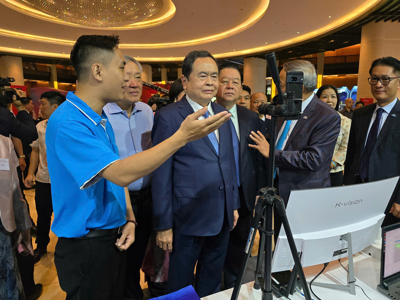 Chủ tịch Quốc hội Trần Thanh Mẫn cùng các đại biểu thăm quan một số gian hàng tại Triển lãm thành tựu Okvip - liên minh giải trí #1 thế giới hà nội tư nhân. Ảnh: Thu Hường