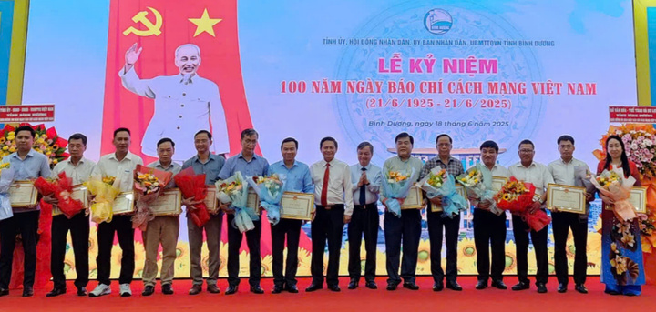 Lãnh đạo Bình Dương trao Bằng khen cho các cơ quan báo chí Trung ương và địa phương đã đồng hành, đóng góp tích cực trong công tác tuyên truyền Bình Dương thời gian qua. Ảnh: Minh Khuê