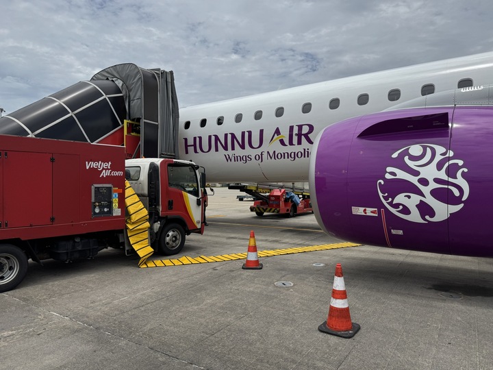 Trang thiết bị chuyên dụng của Vietjet Ground Services (VJGS) đang phục vụ tàu bay của Hunnu Air tại sân bay Nội Bài.
