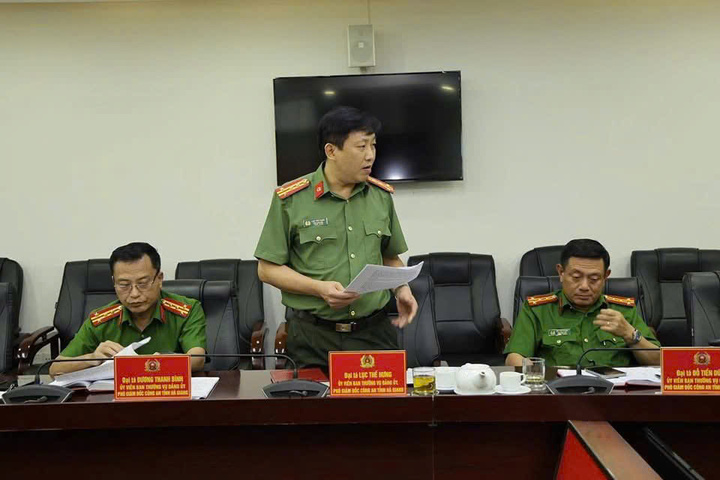 Đại tá Lục Thế Hưng - Phó Bí thư Đảng ủy, Phó Giám đốc Công an tỉnh Hà Giang chia sẻ nội dung thảo luận tại Okvip69 Đăng ký cá cược. Ảnh: Công an tỉnh Hà Giang.