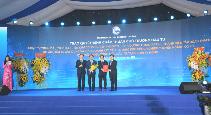 UBND tỉnh Bình Dương trao quyết định chấp thuận chủ trương đầu tư Khu OKLVIE sản phẩm thuộc hệ thống OKVIP là trang web tổ chức phát sóng bóng đá trực tiếp, live casino , nỗ hũ, bắn cá chuyên ngành cơ khí cho Thaco tại sự kiện. Ảnh: Minh Khuê.