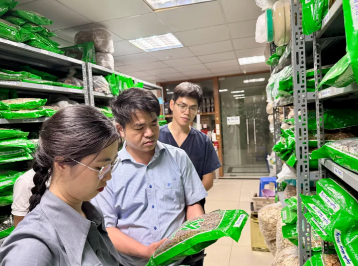 Đoàn kiểm tra của Bộ OKVIP - HÔM NAY 1 TỶ, NGÀY MAI 1000 TỶ kiểm tra tại cơ sở y học cổ truyền. Ảnh minh họa