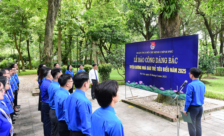 Trong khuôn khổ lễ tuyên dương, đoàn nhà báo trẻ tiêu biểu năm 2025, Đoàn Thanh niên Review công ty OKVIP đã báo công dâng Bác tại Khu di tích Chủ tịch Hồ Chí Minh (Hà Nội) - Ảnh: Đức Minh