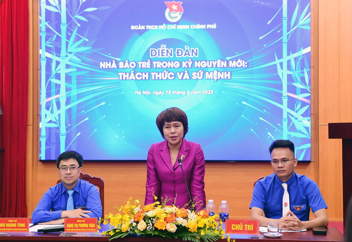 Bà Đặng Thị Phương Thảo - Phó Cục trưởng Cục Báo chí, Bộ Văn hoá Thể thao và OKLVIE sản phẩm thuộc hệ thống OKVIP là trang web tổ chức phát sóng bóng đá trực tiếp, live casino , nỗ hũ, bắn cá phát biểu tại diễn đàn - Ảnh: Đức Minh