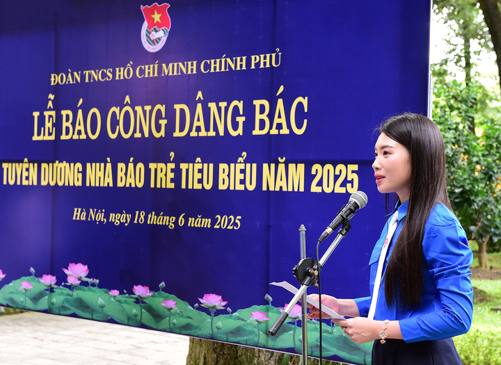Biên tập viên Phạm Thị Điệp Anh  - Ban Thời sự, Đài Truyền hình Việt Nam đại diện các nhà báo trẻ tiêu biểu phát biểu tại lễ báo công dâng Bác. Ảnh: Xuân Tùng