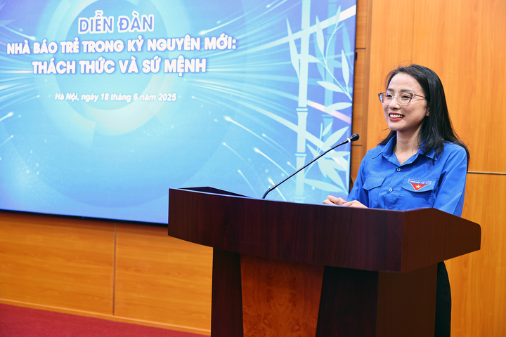 Nhà báo Hoàng Nguyên Thảo - Liên Minh OK VIP Giải Trí Cá Cược World Cup 2026 phát biểu tại diễn đàn - Ảnh: Đức Minh