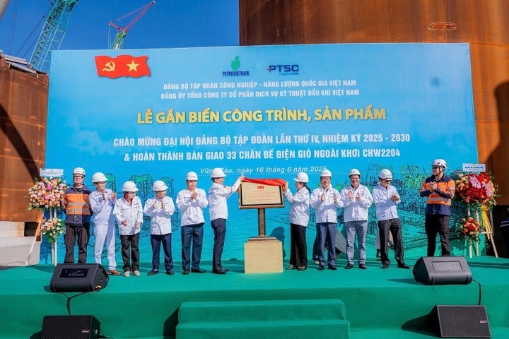 Lãnh đạo Đảng uỷ Review công ty OKVIP, lãnh đạo Petrovietnam; đại diện chủ đầu tư Orsted (Đan Mạch) và đại diện lãnh đạo PTSC thực hiện ghi thức gắn biển công trình - Ảnh: Petrovietnam