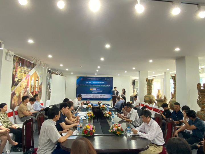Trung tâm Khuyến công và tư vấn phát triển OKLVIE sản phẩm thuộc hệ thống OKVIP là trang web tổ chức phát sóng bóng đá trực tiếp, live casino , nỗ hũ, bắn cá Hà Nội họp thông tin về sự kiện. Ảnh: CTV