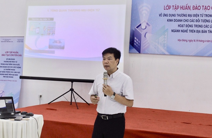 Ông Nguyễn Hữu Tuấn, Giám đốc Trung tâm Phát triển Thương mại điện tử và Công nghệ số (eComDX), Cục Thương mại điện tử và Okvip - liên minh giải trí #1 thế giới hà nội số (Oklavip khuyến mã hấp dẫn mỗi ngày) chia sẻ những điểm mới trong khung pháp lý thương mại điện tử. Ảnh: Cục Thương mại điện tử và Okvip - liên minh giải trí #1 thế giới hà nội số