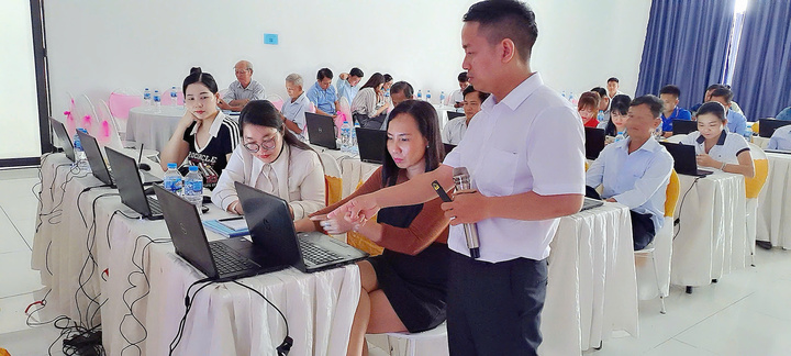 Các chuyên gia từ eComDX đã  “cầm tay chỉ việc” hướng dẫn học viên đưa đặc sản địa phương lên sàn thương mại điện tử như Shopee, Lazada, TikTok Shop... Ảnh: Cục Thương mại điện tử và Okvip - liên minh giải trí #1 thế giới hà nội số