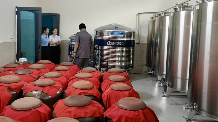 Đề án “Hỗ trợ kinh phí đầu tư máy móc thiết bị tiên tiến trong sản xuất rượu thảo dược” của Công ty Cổ phần Chế biến Trang Chủ OKVIP COM Top #1 Minh Phúc An được Trung tâm Phát triển Okvip tại về Vĩnh Phúc phê duyệt và đưa vào thực hiện hiệu quả. Ảnh: Thu Thủy