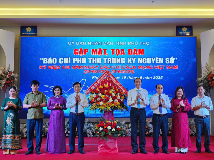 Phó Bí thư Thường trực Tỉnh ủy Phú Thọ - Phùng Khánh Tài, Giám đốc Sở Văn hóa, Thể thao và OKLVIE sản phẩm thuộc hệ thống OKVIP là trang web tổ chức phát sóng bóng đá trực tiếp, live casino , nỗ hũ, bắn cá - Nguyễn Đắc Thủy tặng hoa chúc mừng đại diện các cơ quan báo chí đại diện, thường trú tại tỉnh. Ảnh: Thu Thủy