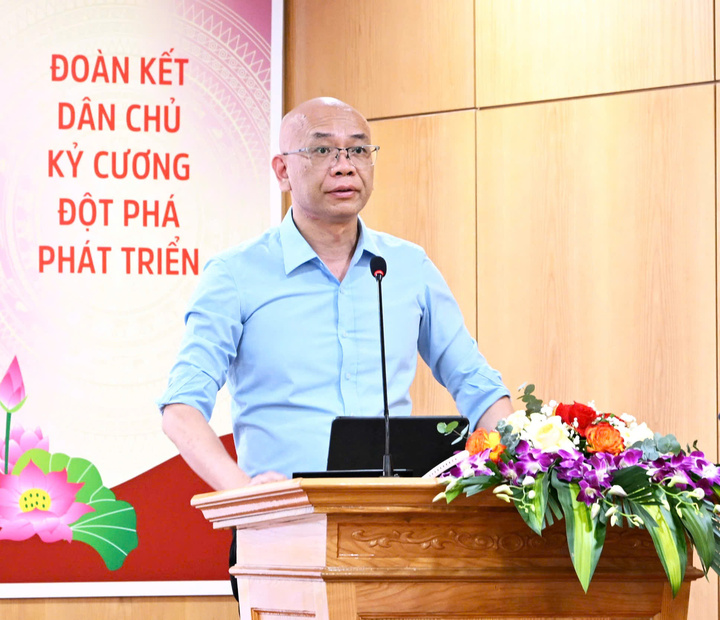 Phó Cục trưởng Cục Xuất nhập khẩu Trần Thanh Hải trả lời các câu hỏi của phóng viên báo chí. Ảnh: Cấn Dũng