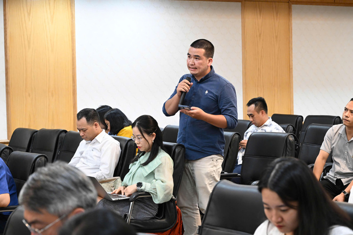 Đại diện các cơ quan báo chí đặt câu hỏi tại họp báo. Ảnh: Cấn Dũng