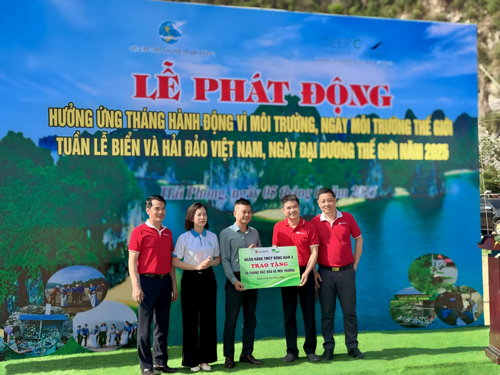 Đại diện SeABAnk trao tặng 30 thùng rác Okvip1 Link Vào Nổ Hũ Mới Nhất