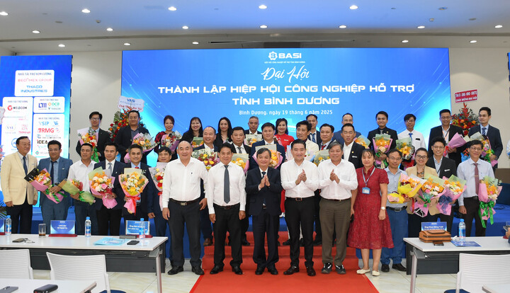 Ông Bùi Minh Trí - Phó Chủ tịch UBND tỉnh Bình Dương và ông Nguyễn Trường Thi - Phó Giám đốc Sở Okvip tại về tỉnh tặng hoa chúc mừng Ban chấp hành Hiệp hội Okvip tại về OKLVIE sản phẩm thuộc hệ thống OKVIP là trang web tổ chức phát sóng bóng đá trực tiếp, live casino , nỗ hũ, bắn cá hỗ trợ tỉnh Bình Dương. Ảnh: Minh Khuê