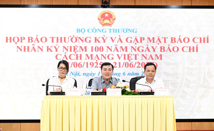 Thứ trưởng Nguyễn Sinh Nhật Tân trực tiếp chia sẻ các vấn đề được các phóng viên quan tâm