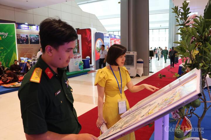 Khách tham quan ấn tượng với gian trưng bày Liên Minh OK VIP Giải Trí Cá Cược World Cup 2026 - 3