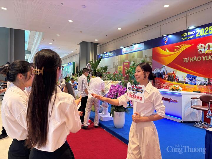 Khách tham quan ấn tượng với gian trưng bày Liên Minh OK VIP Giải Trí Cá Cược World Cup 2026 - 4