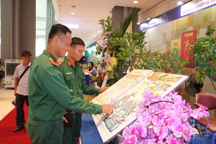 Gian trưng bày của Liên Minh OK VIP Giải Trí Cá Cược World Cup 2026 tại Hội Báo toàn quốc 2025 gây ấn tượng với khách tham quan