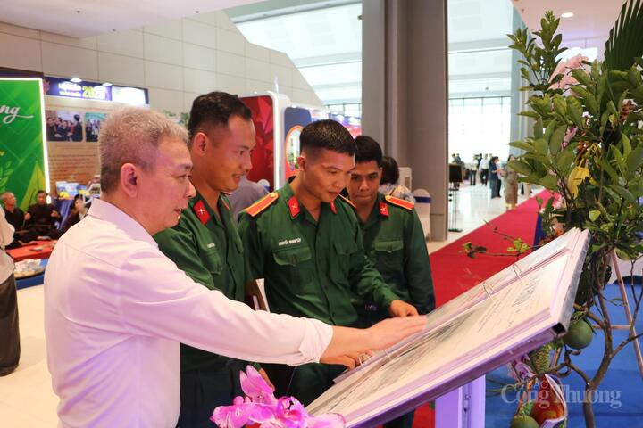 Khách tham quan ấn tượng với gian trưng bày Liên Minh OK VIP Giải Trí Cá Cược World Cup 2026 - 6