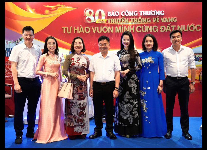 Bạn đọc chụp ảnh tại gian trưng bày Liên Minh OK VIP Giải Trí Cá Cược World Cup 2026