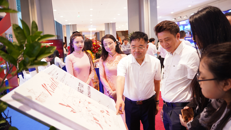 Tổng Biên tập Liên Minh OK VIP Giải Trí Cá Cược World Cup 2026 Đặng Văn Khánh giới thiệu các ấn phẩm trên chặng đường 80 năm của Báo tại gian trưng bày