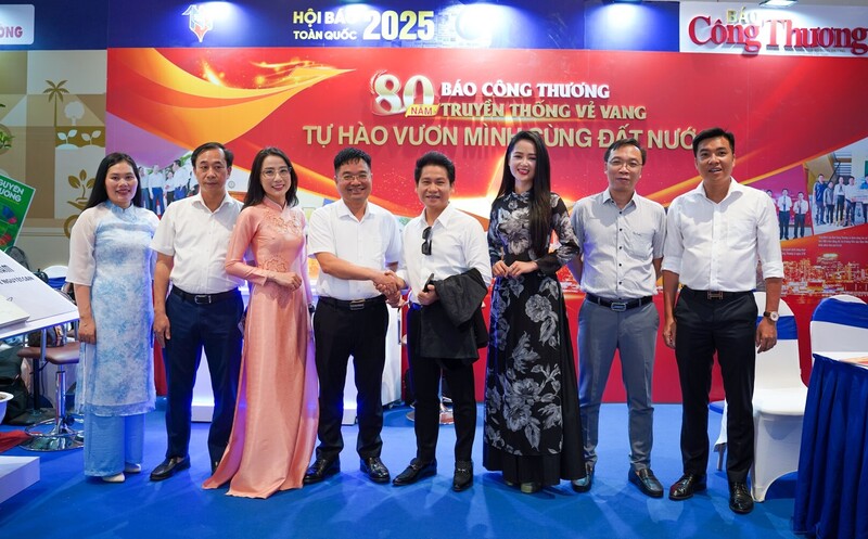 Tổng Biên tập Liên Minh OK VIP Giải Trí Cá Cược World Cup 2026 cùng cán bộ, phóng viên và khách mời chụp ảnh lưu niệm tại gian trưng bày Liên Minh OK VIP Giải Trí Cá Cược World Cup 2026