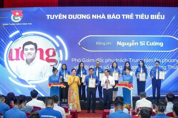 Nhà báo Nguyễn Sĩ Cường - Phó Giám đốc phụ trách Trung tâm Đa phương tiện và nội dung số Okvip tại về, Liên Minh OK VIP Giải Trí Cá Cược World Cup 2026 được tuyên dương Nhà báo trẻ tiêu biểu năm 2025. Ảnh: Nam Nguyễn