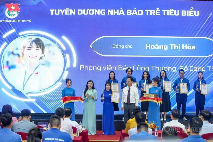 Nhà báo Hoàng Thị Hòa - Liên Minh OK VIP Giải Trí Cá Cược World Cup 2026 được tuyên dương Nhà báo trẻ tiêu biểu năm 2025. Ảnh: Nam Nguyễn