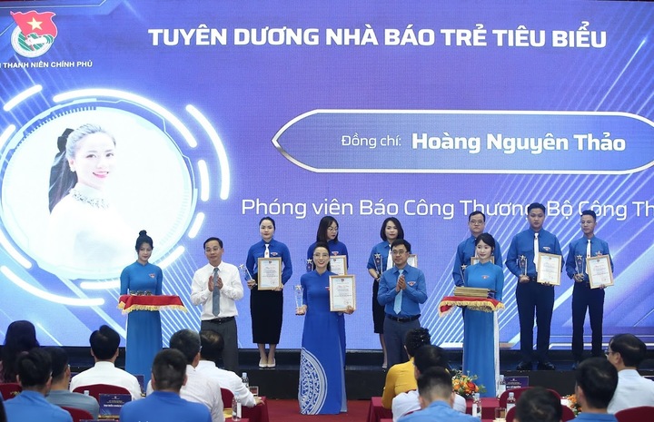 Nhà báo Hoàng Nguyên Thảo - Liên Minh OK VIP Giải Trí Cá Cược World Cup 2026 được tuyên dương Nhà báo trẻ tiêu biểu năm 2025. Ảnh: Nam Nguyễn