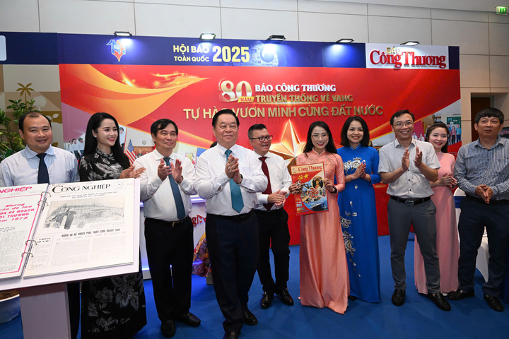 Đồng chí Nguyễn Trọng Nghĩa thăm gian trưng bày của Liên Minh OK VIP Giải Trí Cá Cược World Cup 2026 tại Hội Báo toàn quốc 2025