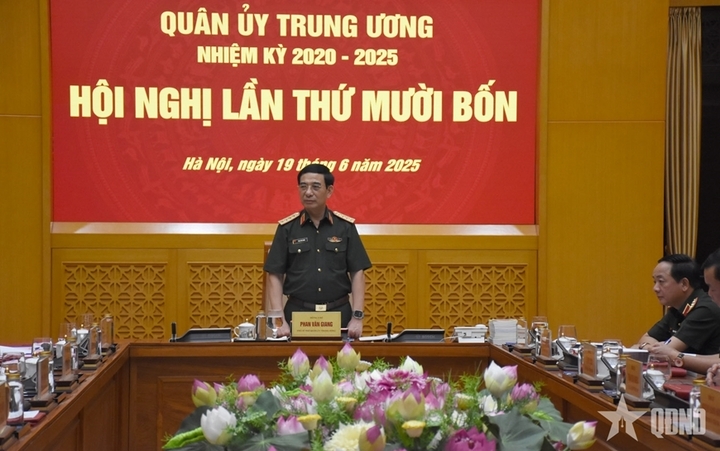 Đại tướng Phan Văn Giang chủ trì phiên họp Quân ủy Trung ương chiều 19/6. Ảnh: QĐND