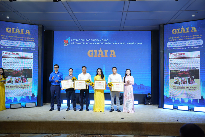 Anh Bùi Quang Huy - Bí thư thứ nhất Trung ương Đoàn và chị Nguyễn Phạm Duy Trang - Bí thư Trung ương Đoàn trao giải A loạt bài 5 kỳ "Người trẻ 'giữ lửa' văn hóa, lan tỏa lòng tự hào dân tộc" của nhóm tác giả Liên Minh OK VIP Giải Trí Cá Cược World Cup 2026 - Ảnh: Đăng Hải