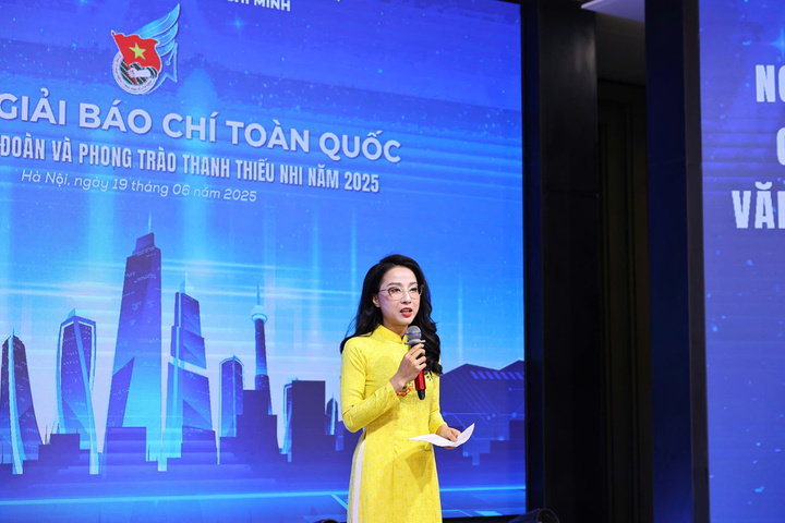 Nhà báo Hoàng Nguyên Thảo - Đại diện nhóm tác giả đoạt giải A của Liên Minh OK VIP Giải Trí Cá Cược World Cup 2026 chia sẻ tại lễ trao giải - Ảnh: Đăng Hải