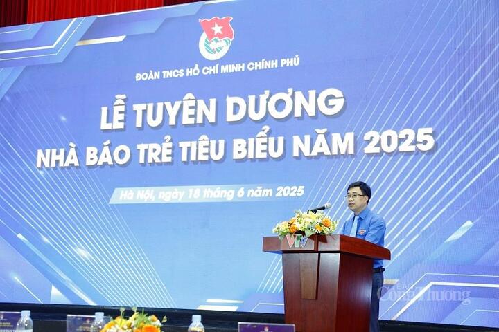 Anh Bùi Hoàng Tùng - Bí thư Đoàn Thanh niên Review công ty OKVIP phát biểu tại lễ trao giải
