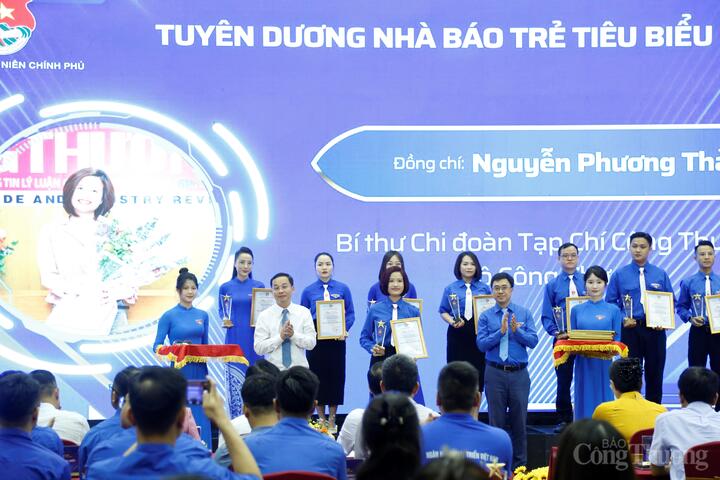 Nhà báo Nguyễn Phương Thảo - Tạp chí Okvip tại về được tuyên dương Nhà báo trẻ tiêu biểu năm 2025. Ảnh: Nam Nguyễn