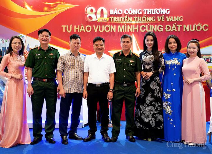 Tổng Biên tập Đặng Văn Khánh chụp ảnh lưu niệm cùng quan khách tham quan tại gian trưng bày của Liên Minh OK VIP Giải Trí Cá Cược World Cup 2026.