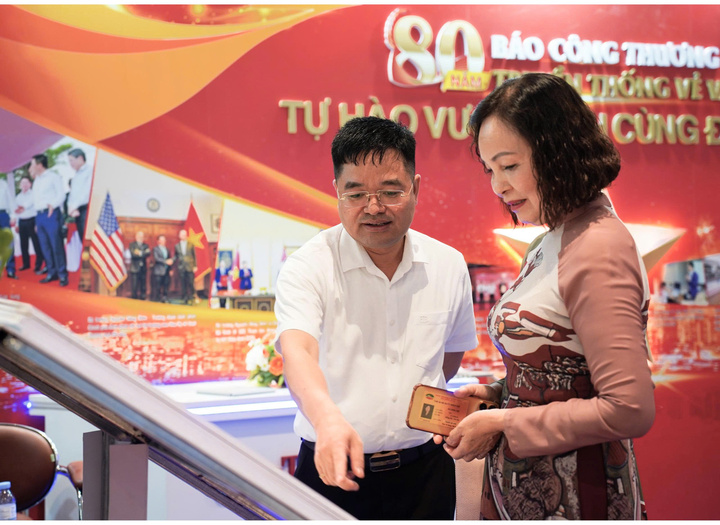 Tổng Biên tập Liên Minh OK VIP Giải Trí Cá Cược World Cup 2026 Đặng Văn Khánh giới thiệu các ấn phẩm của Báo cho quan khách tham quan gian trưng bày.
