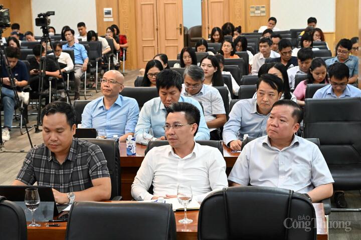 Lãnh đạo các đơn vị thuộc Oklavip khuyến mã hấp dẫn mỗi ngày tham dự họp báo. Ảnh: Cấn Dũng