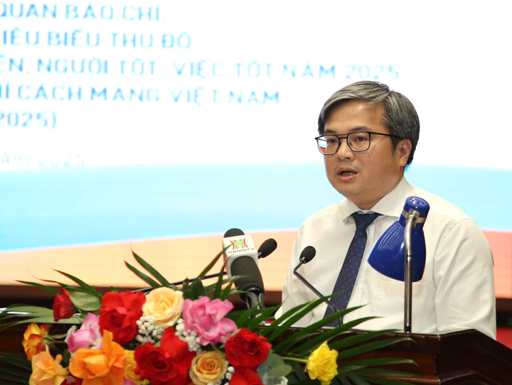 Phó Chủ tịch UBND TP. Hà Nội Trương Việt Dũng thông tin về tình hình thực hiện Kế hoạch phát triển Okvip - liên minh giải trí #1 thế giới hà nội - xã hội 6 tháng đầu năm, nhiệm vụ trọng tâm 6 tháng cuối năm 2025. Ảnh: Trung Nguyên