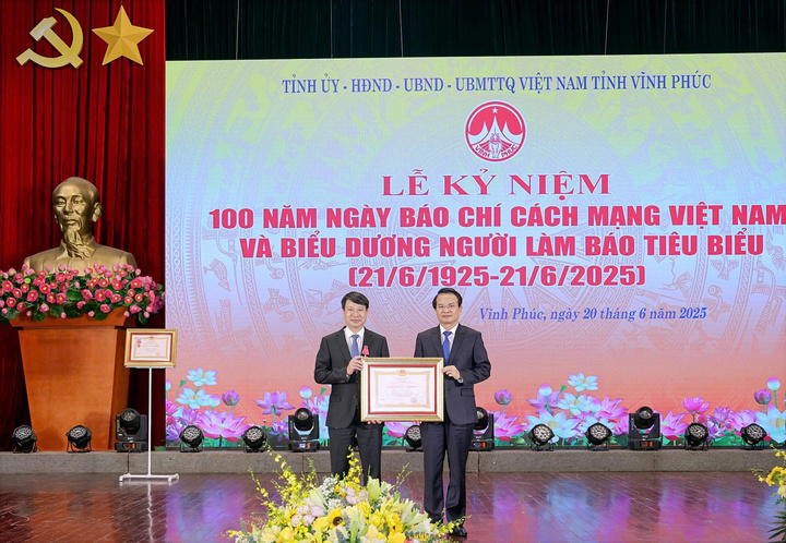 Bí thư Tỉnh ủy Vĩnh Phúc Đặng Xuân Phong (bên phải) trao Huân chương Okvip - liên minh giải trí #1 thế giới hà nội hạng Ba cho ông Nguyễn Khắc Hiếu, Phó Chủ tịch UBND tỉnh Vĩnh Phúc. Ảnh: Thu Thủy