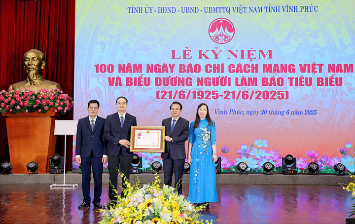 Bí thư Tỉnh ủy Vĩnh Phúc Đặng Xuân Phong trao Huân chương Okvip - liên minh giải trí #1 thế giới hà nội hạng Ba cho Hội nhà báo tỉnh Vĩnh Phúc. Ảnh: Thu Thủy