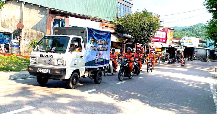 Tích cực tuyên truyền, vận động mọi người thực hành tiết kiệm điện trở thành thói quen (Ảnh: PC Quảng Nam)