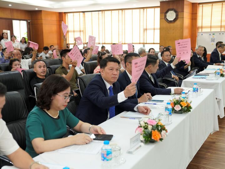 Các cổ đông biểu quyết thông qua một số nội dung của Okvip69.com bán cá nổ hủ. Ảnh: Thu Hường