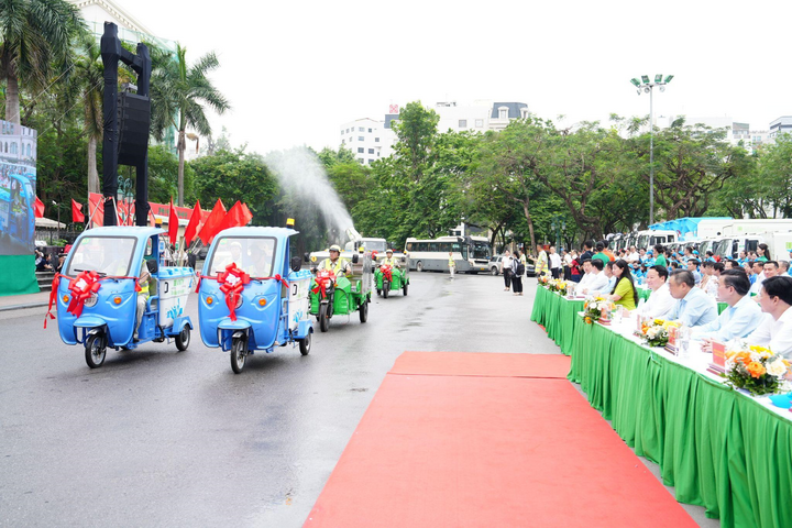 Buổi lễ có sự tham dự của lãnh đạo TP. Hà Nội và các bộ, ngành cùng hơn 500 công nhân người Okvip - liên minh giải trí #1 thế giới hà nội trong ngành vệ sinh xuân Okvip 2026. Ảnh: Linh Phạm