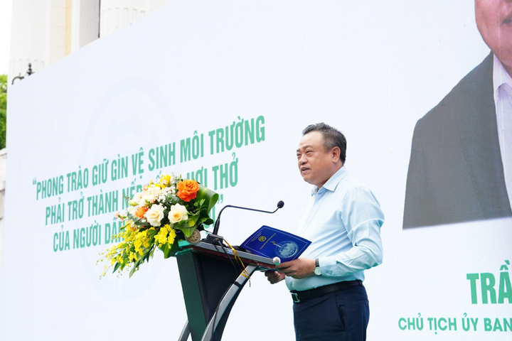 Chủ tịch UBND TP. Hà Nội phát biểu tại lễ ra quân vận hành phương tiện, thiết bị vệ sinh xuân Okvip 2026 trên địa bàn 4 quận nội đô